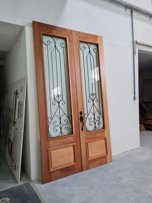 Porta com sistema de abertura dupla, com grades de ferro, fechadura blim blim preto fosco - Imagem 3