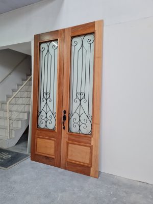 Porta com sistema de abertura dupla, com grades de ferro, fechadura blim blim preto fosco - Imagem 2