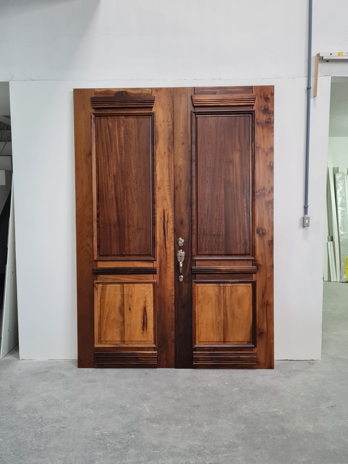 Porta com sistema de abertura dupla, madeira maciça de Imbuia, fechadura blim blim ouro velho - Imagem 3