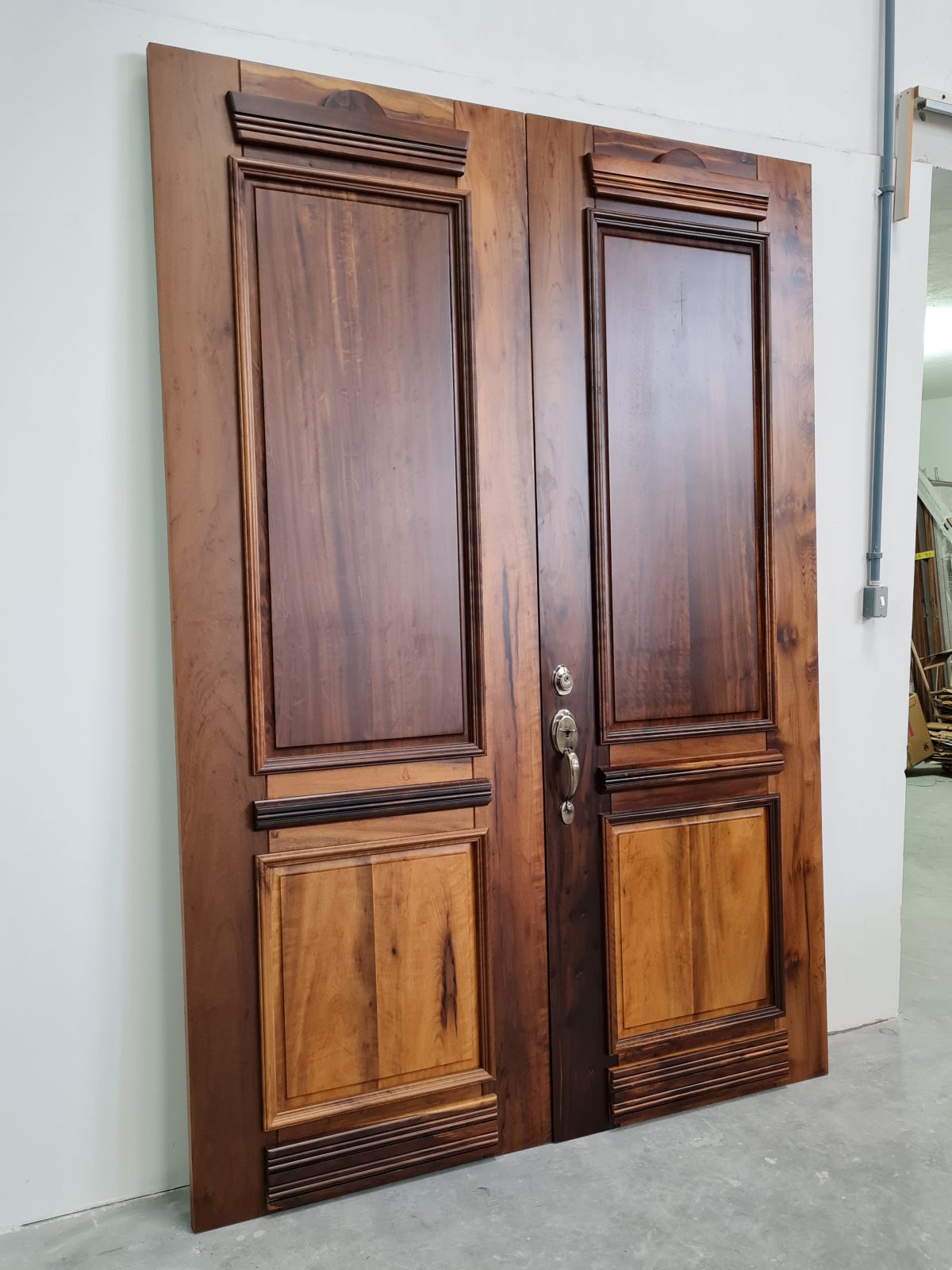 Porta com sistema de abertura dupla, madeira maciça de Imbuia, fechadura blim blim ouro velho - Imagem 2