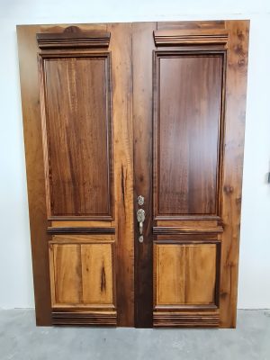 Porta com sistema de abertura dupla, madeira maciça de Imbuia, fechadura blim blim ouro velho