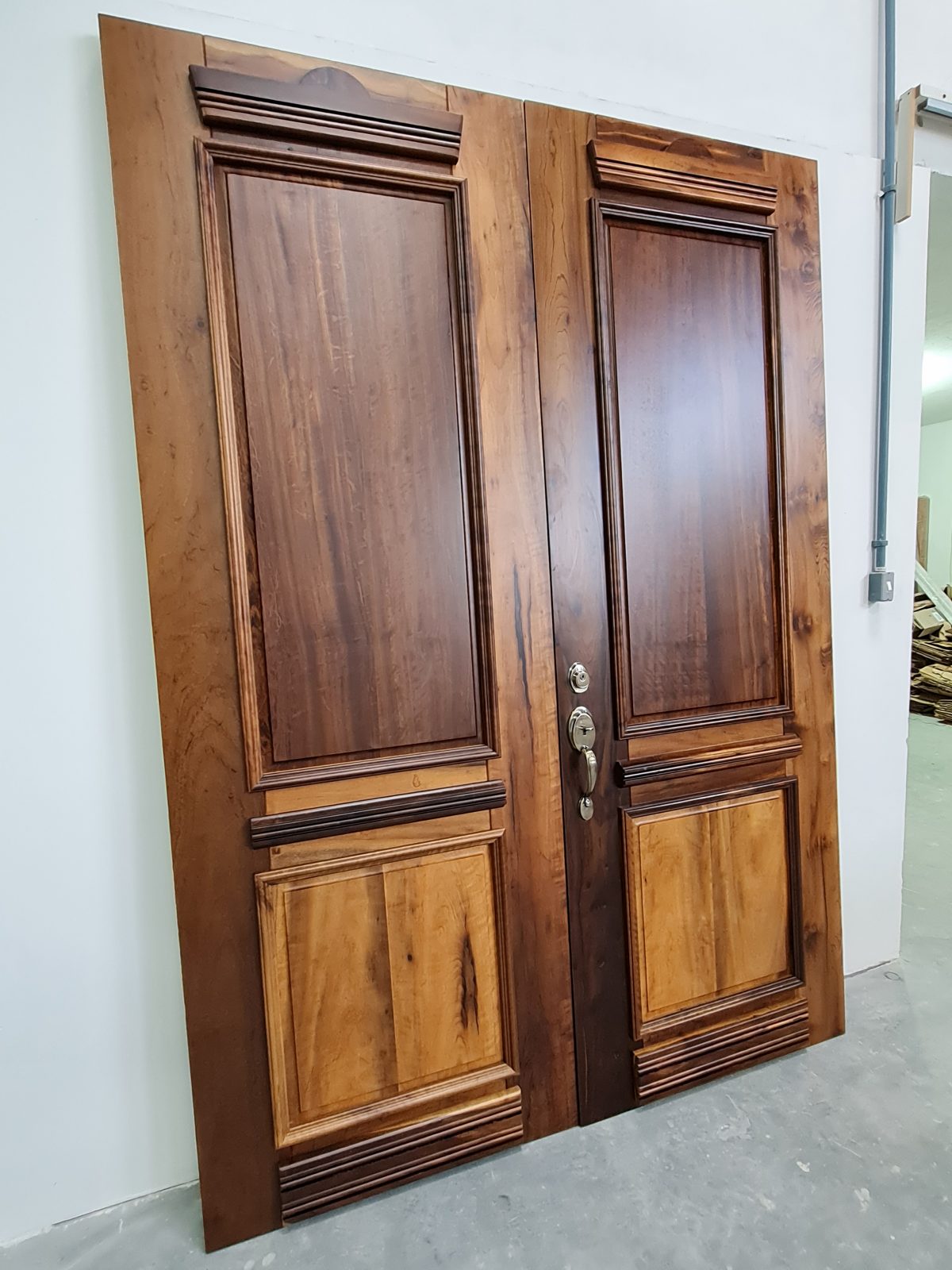 Porta com sistema de abertura dupla, madeira maciça de Imbuia, fechadura blim blim ouro velho - Imagem 4