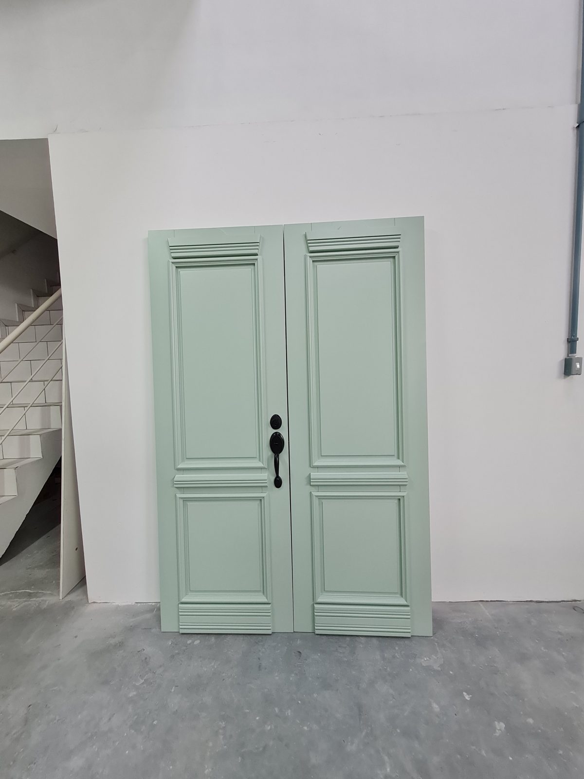 Porta com sistema de abertura dupla, estrutura interna de madeira maciça com revestimento de MDF Plus, pintura laca verde acetinado - Imagem 2