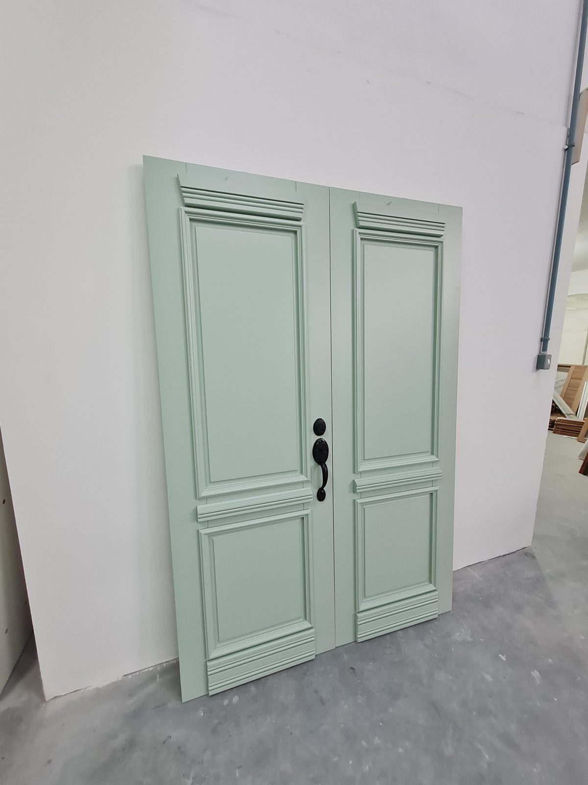 Porta com sistema de abertura dupla, estrutura interna de madeira maciça com revestimento de MDF Plus, pintura laca verde acetinado - Imagem 3