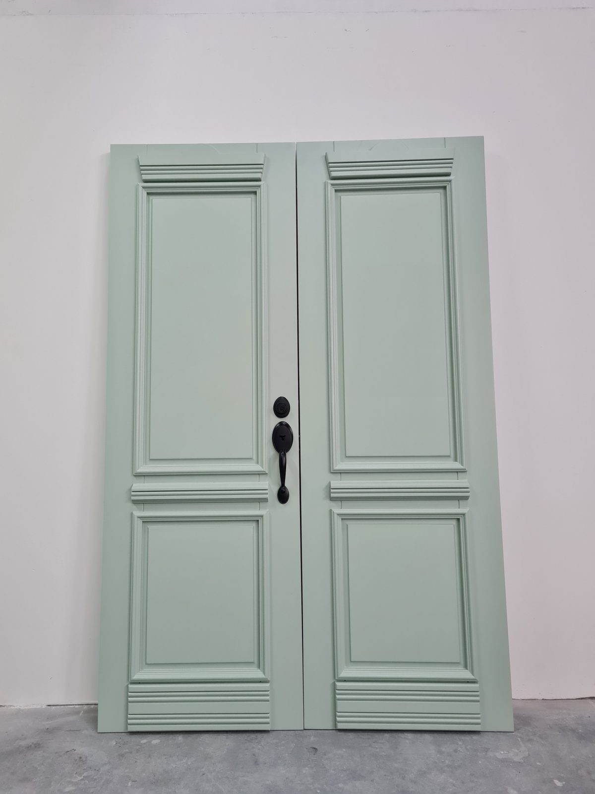 20211016_164945 Porta com sistema de abertura dupla, estrutura interna de madeira maciça com revestimento de MDF Plus, pintura laca verde acetinado - Imagem 1