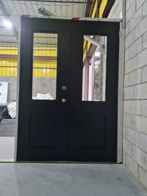 Porta em ACM com sistema de abertura dupla, modelo colonial com vidro 10 mm incolor, fechadura blim blim colonial e dupla vedação - Imagem 13