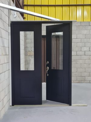 Porta em ACM com sistema de abertura dupla, modelo colonial com vidro 10 mm incolor, fechadura blim blim colonial e dupla vedação - Imagem 6