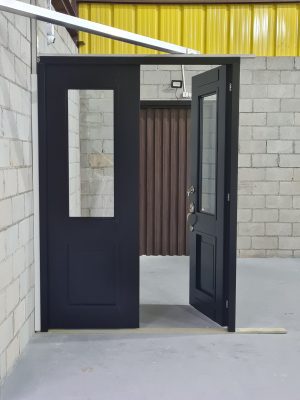 Porta em ACM com sistema de abertura dupla, modelo colonial com vidro 10 mm incolor, fechadura blim blim colonial e dupla vedação - Imagem 7