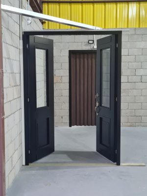Porta em ACM com sistema de abertura dupla, modelo colonial com vidro 10 mm incolor, fechadura blim blim colonial e dupla vedação - Imagem 8