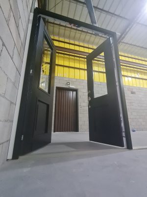 Porta em ACM com sistema de abertura dupla, modelo colonial com vidro 10 mm incolor, fechadura blim blim colonial e dupla vedação - Imagem 9