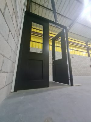 Porta em ACM com sistema de abertura dupla, modelo colonial com vidro 10 mm incolor, fechadura blim blim colonial e dupla vedação - Imagem 10