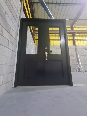 Porta em ACM com sistema de abertura dupla, modelo colonial com vidro 10 mm incolor, fechadura blim blim colonial e dupla vedação - Imagem 11