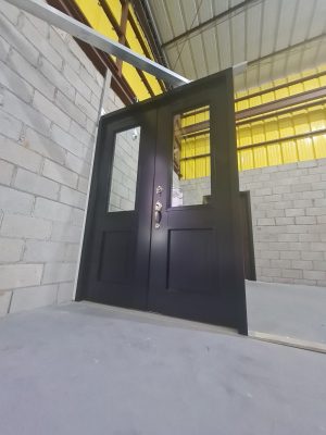 Porta em ACM com sistema de abertura dupla, modelo colonial com vidro 10 mm incolor, fechadura blim blim colonial e dupla vedação - Imagem 12