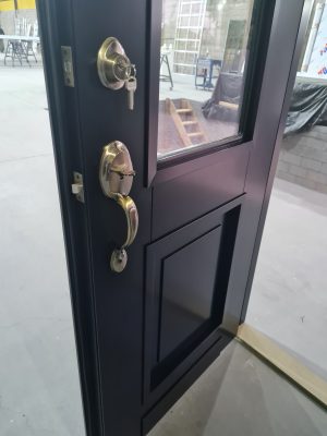 Porta em ACM com sistema de abertura dupla, modelo colonial com vidro 10 mm incolor, fechadura blim blim colonial e dupla vedação - Imagem 14