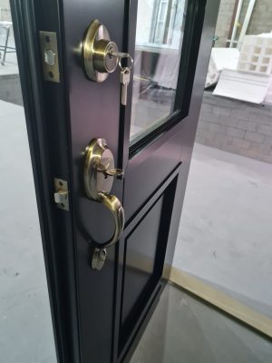 Porta em ACM com sistema de abertura dupla, modelo colonial com vidro 10 mm incolor, fechadura blim blim colonial e dupla vedação - Imagem 15
