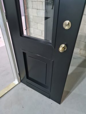 Porta em ACM com sistema de abertura dupla, modelo colonial com vidro 10 mm incolor, fechadura blim blim colonial e dupla vedação - Imagem 16