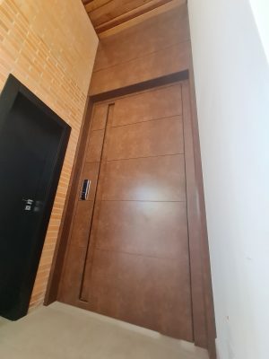 Porta pivotante em ACM aço corten com frisos horizontais, puxador cava e dupla vedação - Imagem 13