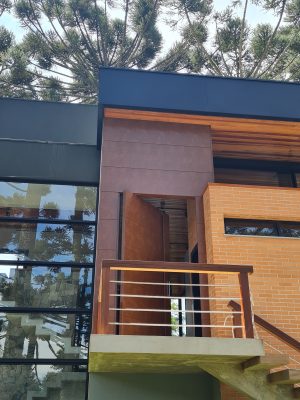 Porta pivotante em ACM aço corten com frisos horizontais, puxador cava e dupla vedação - Imagem 6