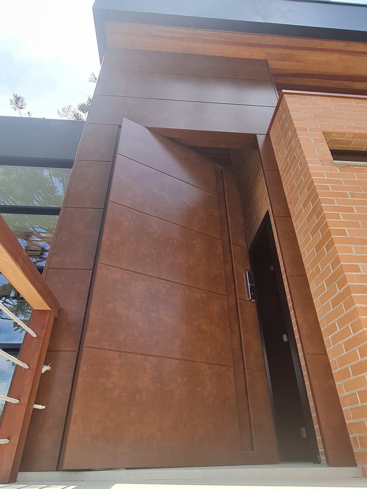 20211026_135442 Porta pivotante em ACM aço corten com frisos horizontais, puxador cava e dupla vedação - Imagem 4