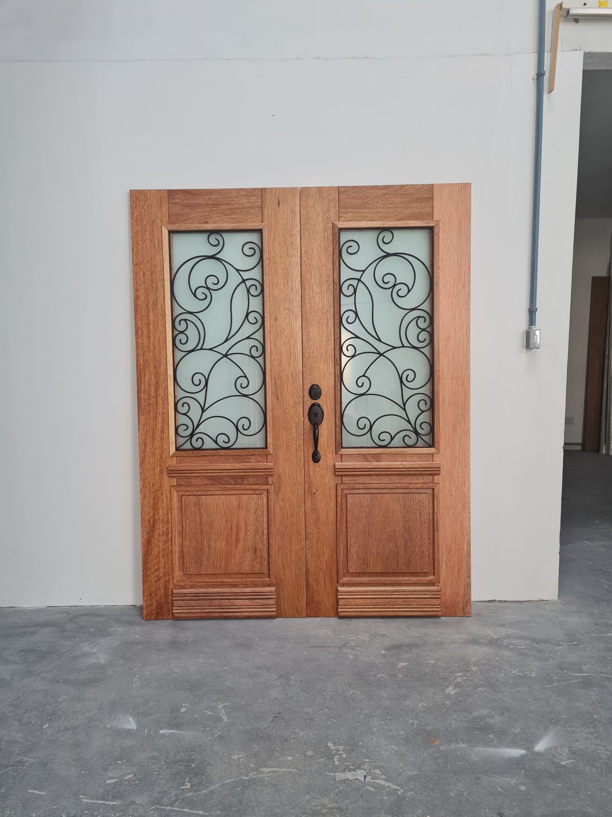 20211123_141948 Porta com sistema de abertura dupla, com grades de ferro, fechadura blim blim preto fosco - Imagem 1