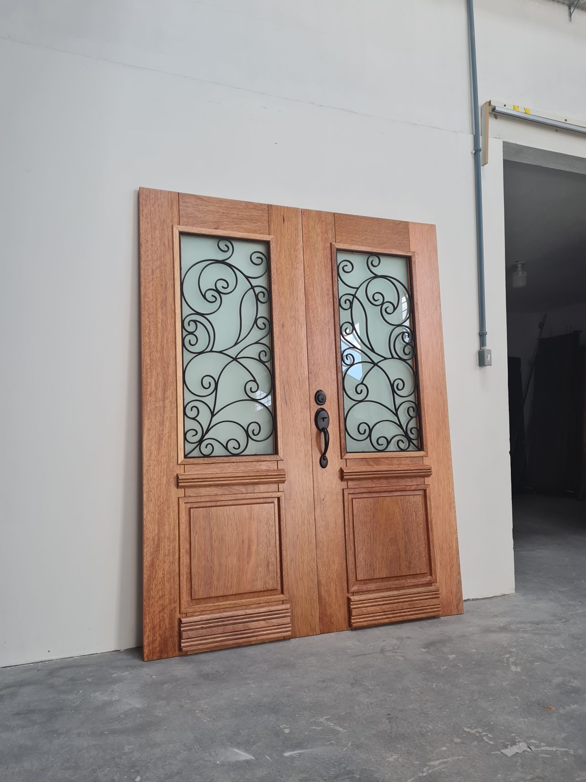 Porta com sistema de abertura dupla, com grades de ferro, fechadura blim blim preto fosco - Imagem 2