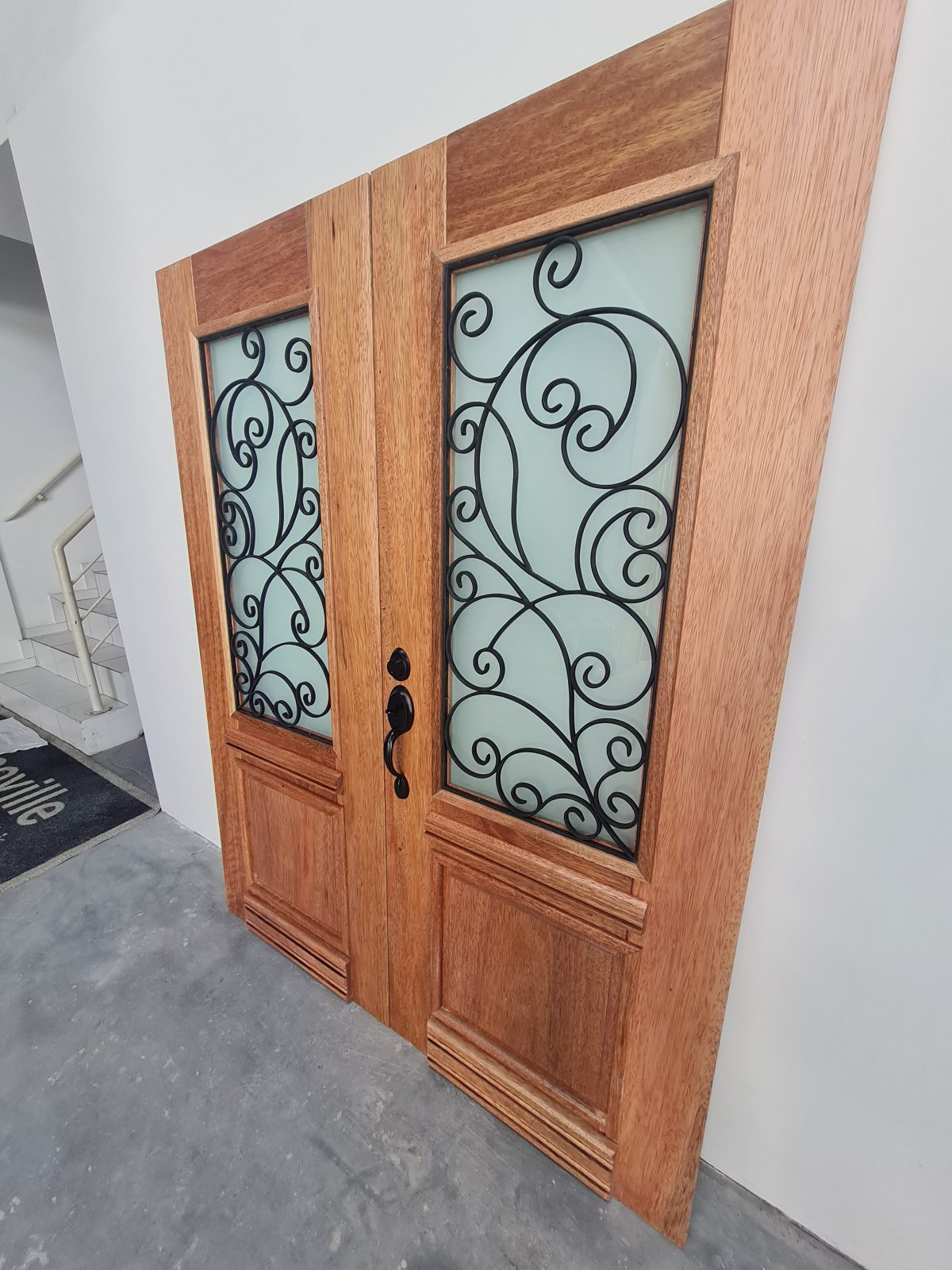 Porta com sistema de abertura dupla, com grades de ferro, fechadura blim blim preto fosco - Imagem 4