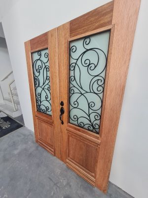 Porta com sistema de abertura dupla, com grades de ferro, fechadura blim blim preto fosco - Imagem 4