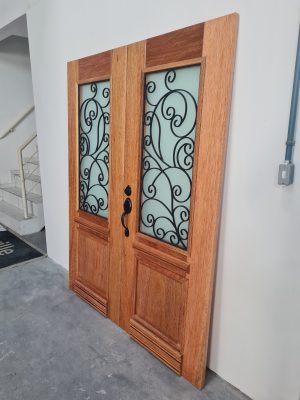 Porta com sistema de abertura dupla, com grades de ferro, fechadura blim blim preto fosco - Imagem 6