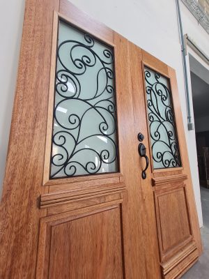 Porta com sistema de abertura dupla, com grades de ferro, fechadura blim blim preto fosco - Imagem 5