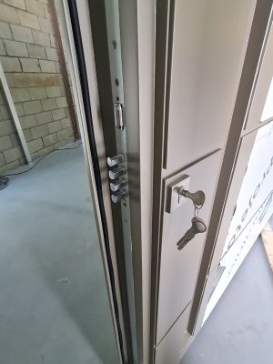 Porta pivotante em ACM Silver Gold com frisos horizontais, puxador cava, portal duplo lateral com vidro 10 mm incolor e dupla vedação - Imagem 11