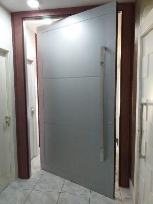 Porta pivotante em ACM cinza, modelo com bordas laterais e frisos horizontais - Imagem 7