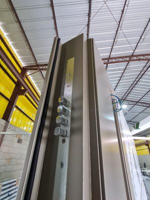 Porta pivotante em ACM Silver Gold com frisos horizontais, puxador cava, portal duplo lateral com vidro 10 mm incolor e dupla vedação - Imagem 13