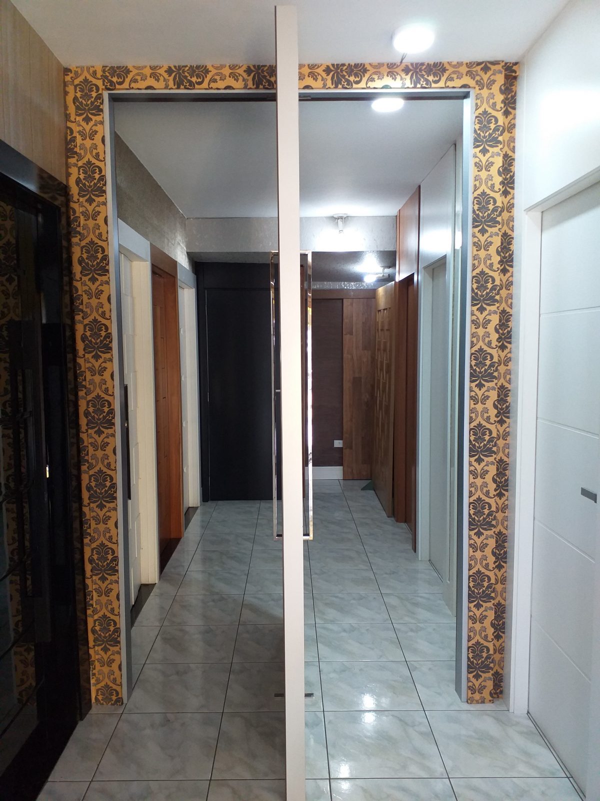 587469 Porta pivotante em ACM cinza, modelo com bordas laterais e frisos horizontais - Imagem 4