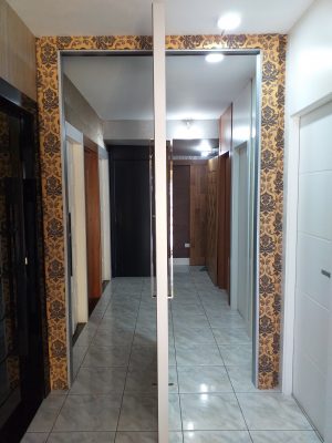 Porta pivotante em ACM cinza, modelo com bordas laterais e frisos horizontais - Imagem 4