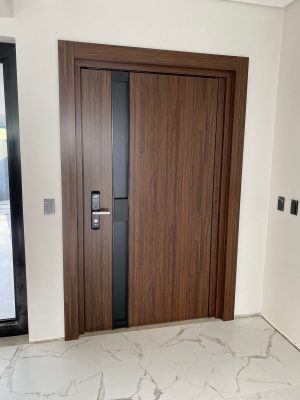 Porta pivotante em ACM Sucupira, puxador cava preto contendo detalhe em ACM e dupla vedação - Imagem 2