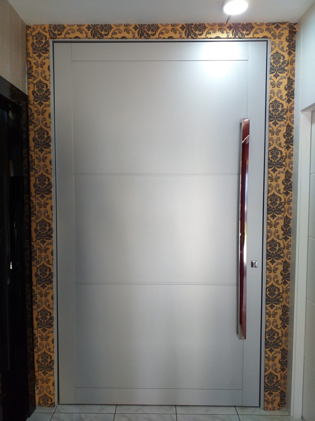 79856 Porta pivotante em ACM cinza, modelo com bordas laterais e frisos horizontais - Imagem 2