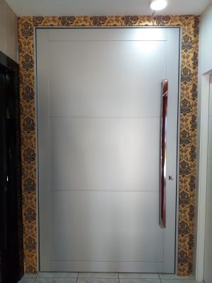 Porta pivotante em ACM cinza, modelo com bordas laterais e frisos horizontais - Imagem 2