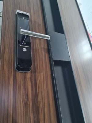 Porta pivotante em ACM Sucupira, puxador cava preto contendo detalhe em ACM e dupla vedação - Imagem 7