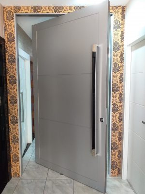 Porta pivotante em ACM cinza, modelo com bordas laterais e frisos horizontais - Imagem 3