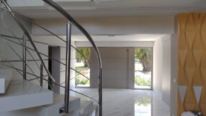 Porta pivotante em ACM Silver Gold com frisos horizontais, puxador cava, portal duplo lateral com vidro 10 mm incolor e dupla vedação - Imagem 8