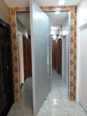 Porta pivotante em ACM cinza, modelo com bordas laterais e frisos horizontais - Imagem 5