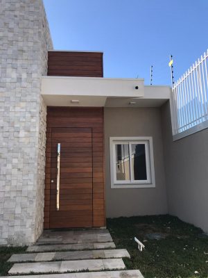 Porta pivotante com estrutura de aço no interior, revestido com lambril maciço