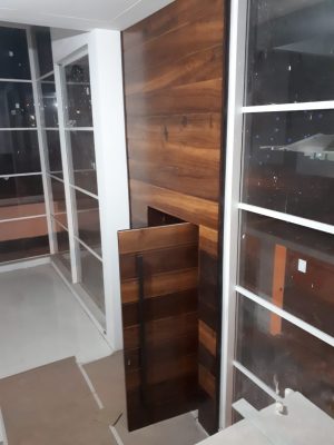 Porta pivotante com estrutura de aço no interior, revestido com lambril maciço de Imbuia - Imagem 4