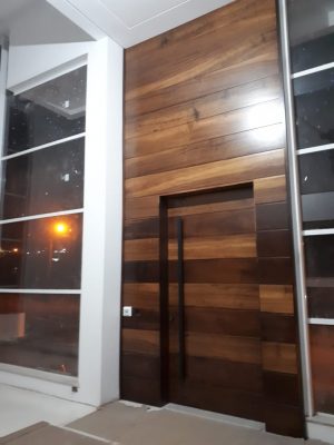 Porta pivotante com estrutura de aço no interior, revestido com lambril maciço de Imbuia - Imagem 5