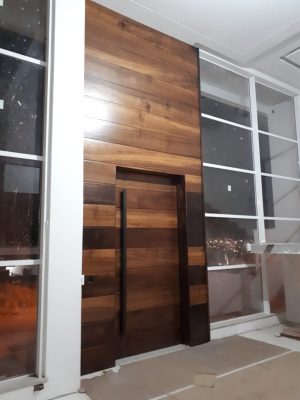 Porta pivotante com estrutura de aço no interior, revestido com lambril maciço de Imbuia - Imagem 6