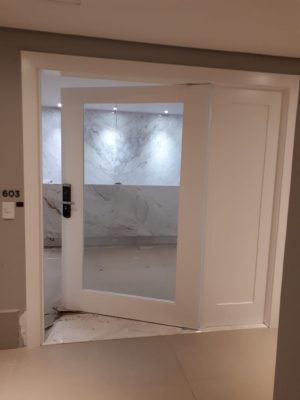 Porta pivotante com revestimento em MDF com pintura laca branca P.U acetinado - Imagem 2