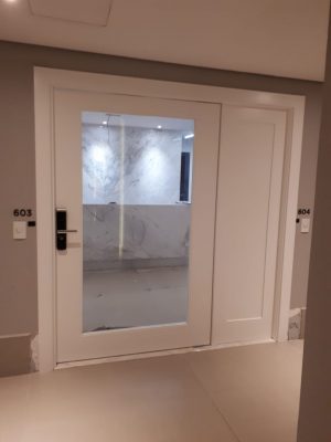 Porta pivotante com revestimento em MDF com pintura laca branca P.U acetinado