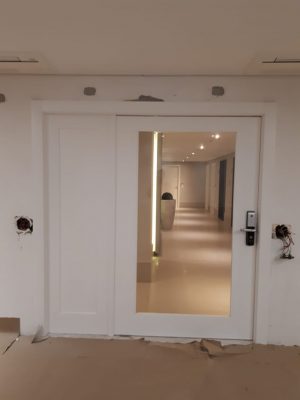Porta pivotante com revestimento em MDF com pintura laca branca P.U acetinado - Imagem 4