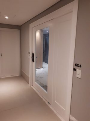 Porta pivotante com revestimento em MDF com pintura laca branca P.U acetinado - Imagem 3