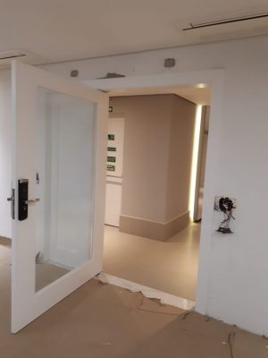Porta pivotante com revestimento em MDF com pintura laca branca P.U acetinado - Imagem 5